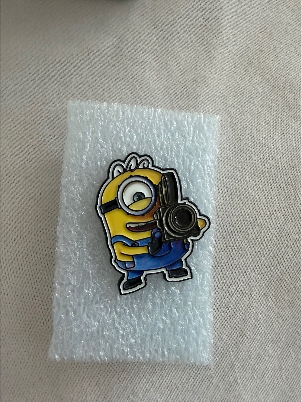 Despicable Me Minion Enamel Lapel Pin Camera Design - Picture 2 of 4